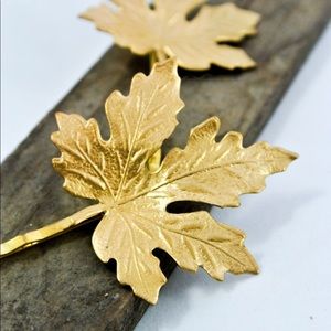 Maple leaf bobby pin